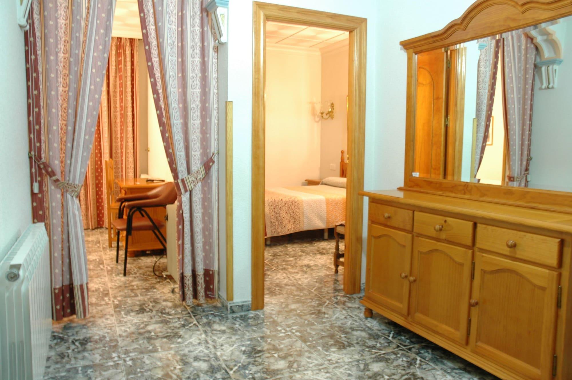 Plaza Manjon Hotel 2*