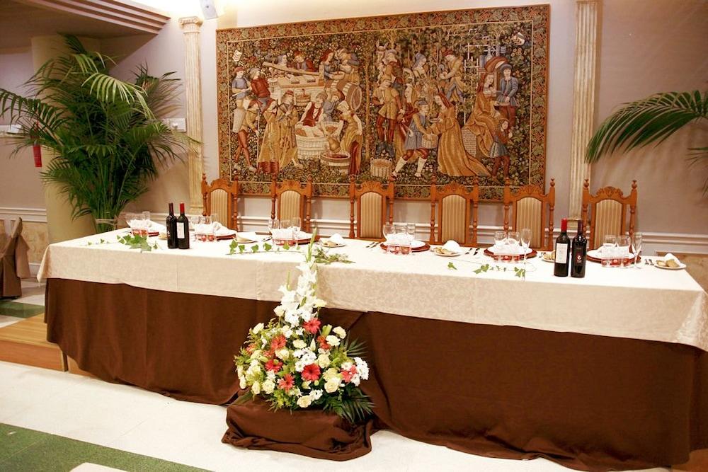Hotel Plaza Manjon 2*