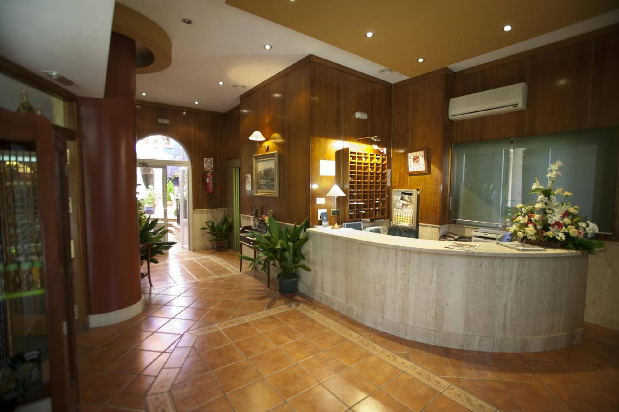Plaza Manjon Hotel